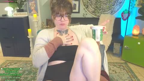 Snapshot of allieberrybb chatting on 12-30-24, 01:36 bb online show from 12-30-24, 01:36