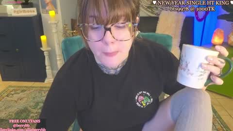 Snapshot of allieberrybb chatting on 01-01-25, 03:35 bb online show from 01-01-25, 03:35