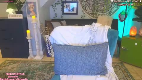 Snapshot of allieberrybb chatting on 01-06-25, 10:24 bb online show from 01-06-25, 10:24