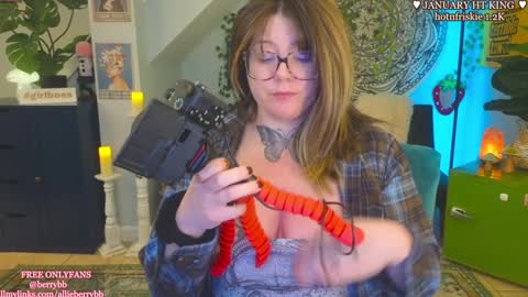 Snapshot of allieberrybb chatting on 01-14-25, 02:29 bb online show from 01-14-25, 02:29