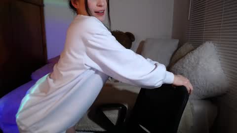 Snapshot of allierose_ chatting on 12-05-24, 01:03 Allie online show from 12-05-24, 01:03