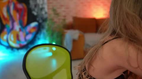 Snapshot of alliesynns chatting on 02-26-25, 12:36 Allie online show from 02-26-25, 12:36