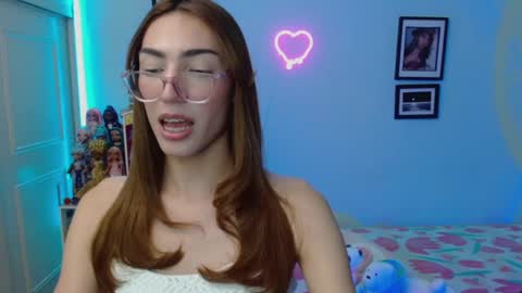 Snapshot of allisonblossom chatting on 02-04-25, 04:05 online show from 02-04-25, 04:05