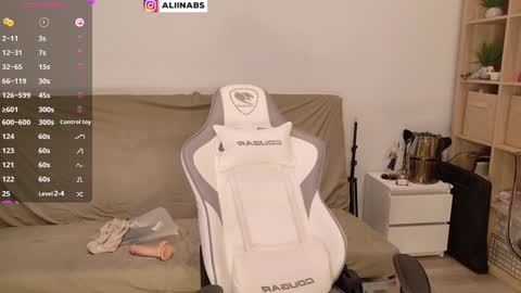 Snapshot of alllinaeve chatting on 01-12-25, 11:04 Alina online show from 01-12-25, 11:04