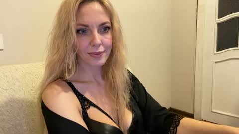 Snapshot of allmaybe chatting on 05-27-26, 04:26 Nika online show from 05-27-26, 04:26