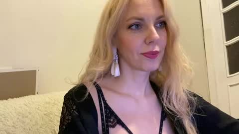 Snapshot of allmaybe chatting on 05-31-26, 06:04 Nika online show from 05-31-26, 06:04