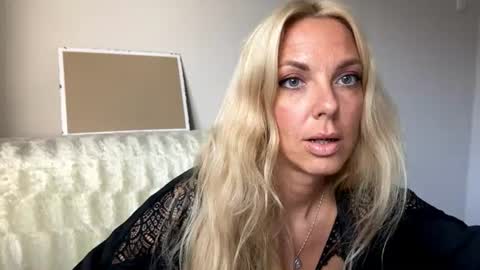 Snapshot of allmaybe chatting on 06-29-26, 04:29 Nika online show from 06-29-26, 04:29