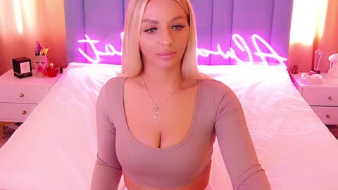 Snapshot of allwayshottt chatting on 02-08-25, 06:22 AlwaysHot online show from 02-08-25, 06:22