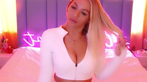Snapshot of allwayshottt chatting on 02-18-25, 03:42 AlwaysHot online show from 02-18-25, 03:42