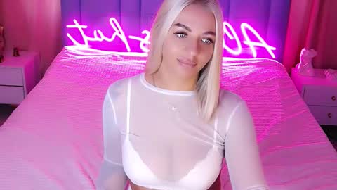 Snapshot of allwayshottt chatting on 09-18-25, 02:35 AlwaysHot online show from 09-18-25, 02:35