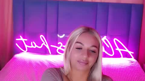 Snapshot of allwayshottt chatting on 09-24-25, 02:15 AlwaysHot online show from 09-24-25, 02:15
