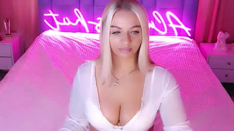 Snapshot of allwayshottt chatting on 10-10-25, 02:43 AlwaysHot online show from 10-10-25, 02:43