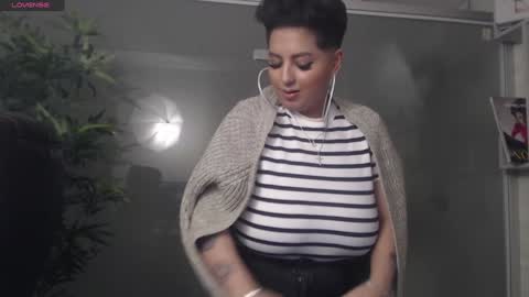 Snapshot of allyiah chatting on 12-15-24, 01:02 online show from 12-15-24, 01:02