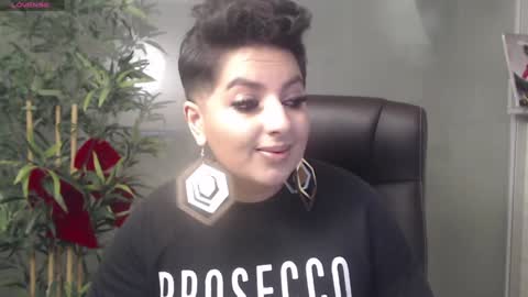 Snapshot of allyiah chatting on 12-19-24, 11:35 online show from 12-19-24, 11:35
