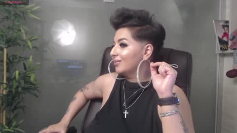 Snapshot of allyiah chatting on 12-23-24, 01:18 online show from 12-23-24, 01:18