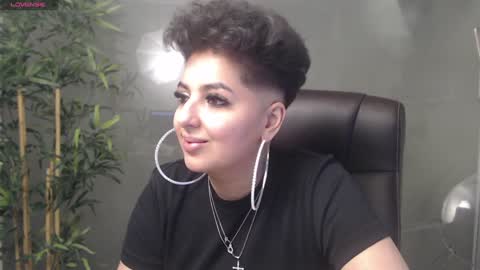 Snapshot of allyiah chatting on 12-24-24, 01:27 online show from 12-24-24, 01:27