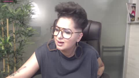 Snapshot of allyiah chatting on 01-11-25, 01:37 online show from 01-11-25, 01:37