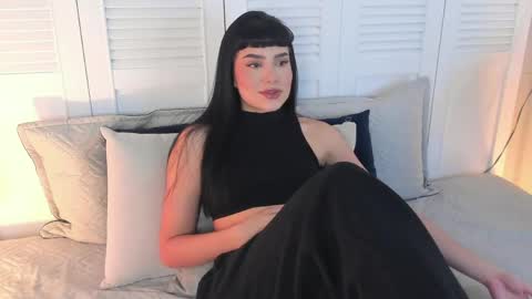 Mia online show from 05-04-26, 03:19