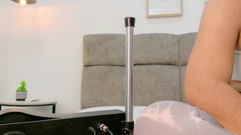 Snapshot of almarose_1 chatting on 06-20-26, 01:47 alma online show from 06-20-26, 01:47