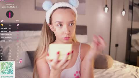 Snapshot of alodiaacomb chatting on 10-12-25, 02:10 Lia online show from 10-12-25, 02:10