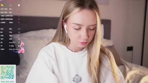 Snapshot of alodiaacomb chatting on 10-14-25, 03:07 Lia online show from 10-14-25, 03:07