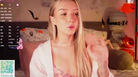 Snapshot of alodiaacomb chatting on 10-21-25, 01:17 Lia online show from 10-21-25, 01:17