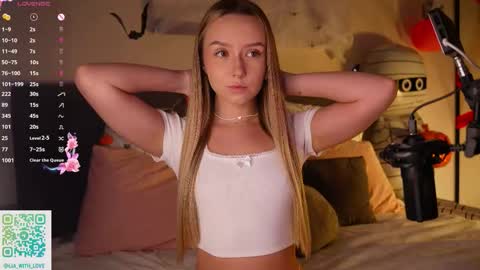 Snapshot of alodiaacomb chatting on 10-29-25, 03:42 Lia online show from 10-29-25, 03:42