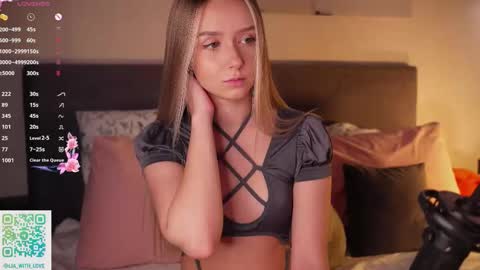 Snapshot of alodiaacomb chatting on 11-22-25, 03:27 Lia online show from 11-22-25, 03:27