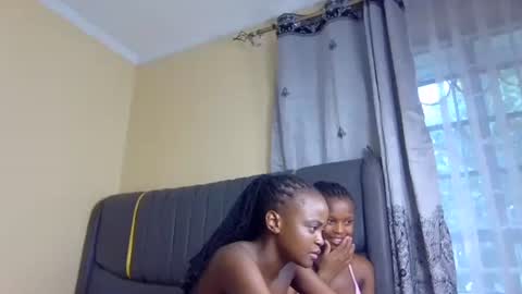 Snapshot of alora_bby chatting on 11-16-25, 12:22 Elly online show from 11-16-25, 12:22