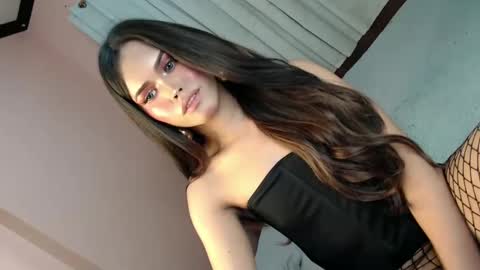 Snapshot of alove_too_last chatting on 01-23-25, 05:52 LEXY online show from 01-23-25, 05:52