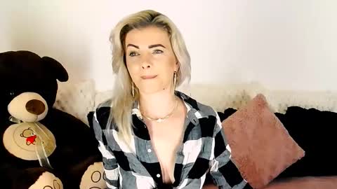 Snapshot of alyblonde chatting on 01-18-26, 01:37 aly online show from 01-18-26, 01:37