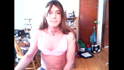 Snapshot of alyssatwo chatting on 03-09-26, 07:40 Britney online show from 03-09-26, 07:40