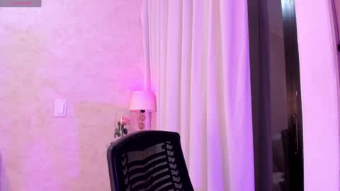 Snapshot of amanda_26 chatting on 01-08-25, 01:42 Luisa online show from 01-08-25, 01:42