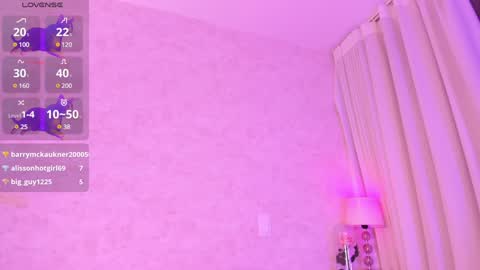 Snapshot of amanda_26 chatting on 01-21-25, 08:19 Luisa online show from 01-21-25, 08:19