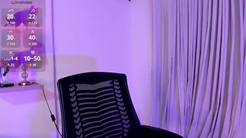 Snapshot of amanda_26 chatting on 02-18-25, 01:54 Luisa online show from 02-18-25, 01:54