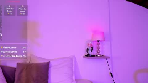 Snapshot of amanda_26 chatting on 02-24-25, 05:11 Luisa online show from 02-24-25, 05:11