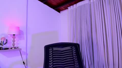 Snapshot of amanda_26 chatting on 02-28-25, 01:58 Luisa online show from 02-28-25, 01:58