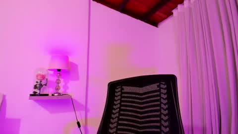 Snapshot of amanda_26 chatting on 03-06-25, 01:05 Luisa online show from 03-06-25, 01:05