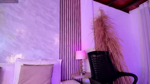 Snapshot of amanda_26 chatting on 10-26-25, 11:53 Luisa online show from 10-26-25, 11:53