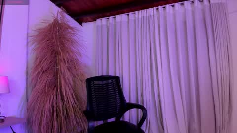 Snapshot of amanda_26 chatting on 10-29-25, 01:41 Luisa online show from 10-29-25, 01:41