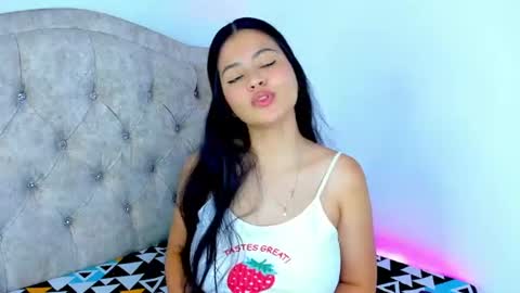 Snapshot of amanda_lorense chatting on 06-20-26, 03:42 Thalia online show from 06-20-26, 03:42