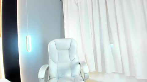 Snapshot of amara_lune chatting on 06-02-26, 03:03 online show from 06-02-26, 03:03
