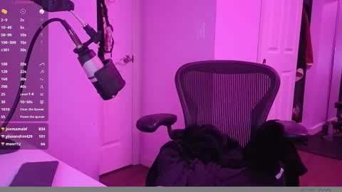 Snapshot of amateuroras chatting on 02-15-26, 07:51 leash online show from 02-15-26, 07:51