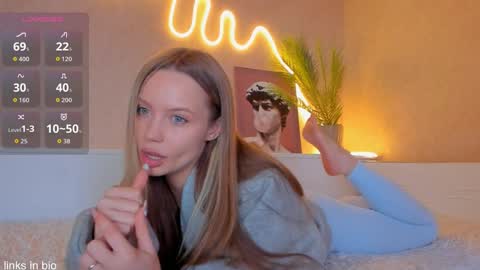 Snapshot of amazing_roxana chatting on 11-22-25, 12:37 Roxy online show from 11-22-25, 12:37