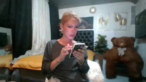 Snapshot of amazingbombshellx chatting on 10-19-25, 03:29 kendra online show from 10-19-25, 03:29