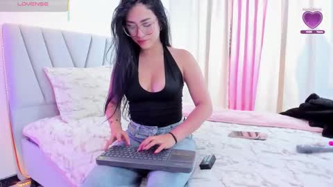 Snapshot of ambaar5 chatting on 02-03-26, 01:26 Sara online show from 02-03-26, 01:26