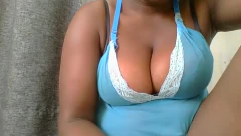 Snapshot of ambar_jasiri chatting on 12-28-24, 09:52 Mia online show from 12-28-24, 09:52