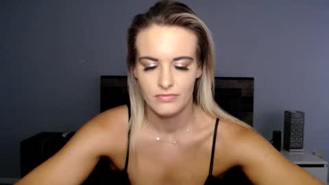 Snapshot of amber__xoxo chatting on 05-26-26, 02:46 Amber online show from 05-26-26, 02:46