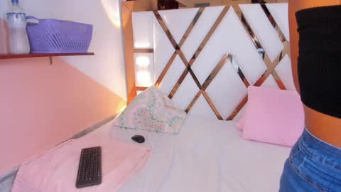 Snapshot of amberr_sweett chatting on 01-18-25, 07:04 Amber online show from 01-18-25, 07:04