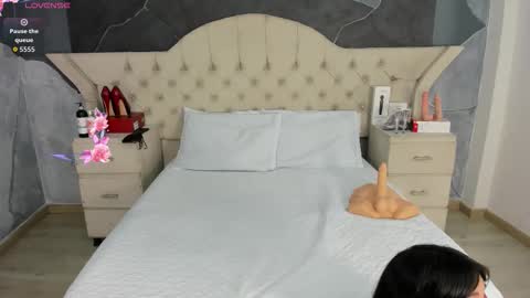 Snapshot of amberrgrey_ chatting on 09-29-25, 06:35 Amber Grey online show from 09-29-25, 06:35